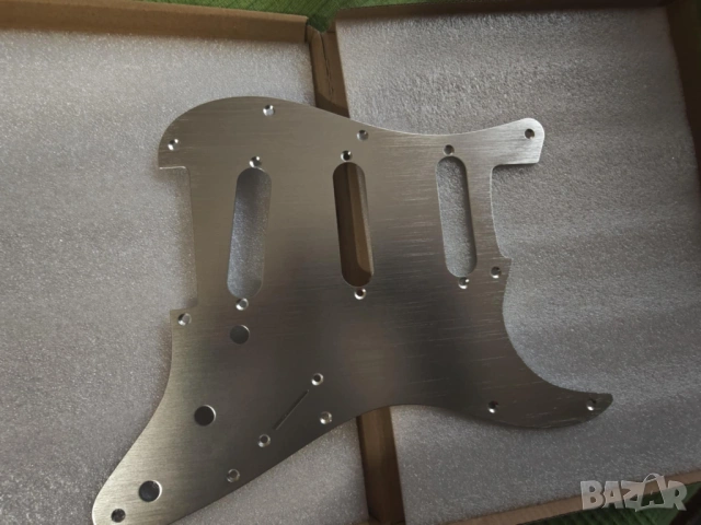 Пикгард за Strat от алуминиева сплав, снимка 2 - Китари - 53474667