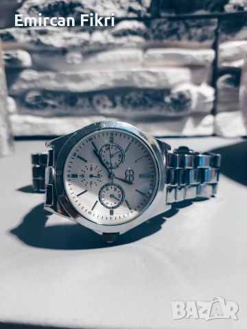 Женски часовник – стилен аксесоар, работещ, с леки следи