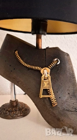 Настолна лампа „Zip Heels“ – когато модата среща светлината, снимка 3 - Настолни лампи - 53638268