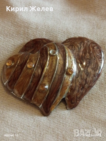 ВИСУЛКА във ФОРМАТА на ДВЕ СЪРЦА с КАФЯВ и ЗЛАТИСТ ЕМАЙЛ и КРИСТАЛИ 39853, снимка 2 - Колиета, медальони, синджири - 52501760