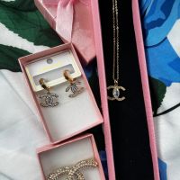 Комплект обици, брошка и колие шанел Chanel, снимка 1 - Колиета, медальони, синджири - 45456449