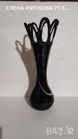 Красива черна  ваза от цветно стъкло с ажур в горната част, снимка 1 - Вази - 45803706