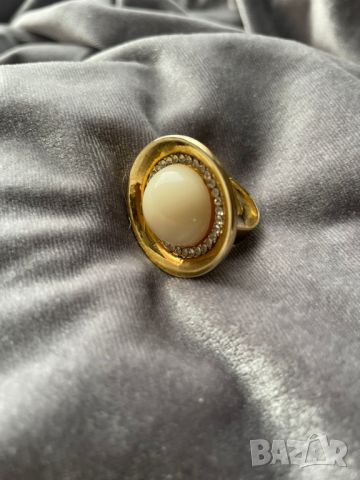 Ефектен пръстен в златно и екрю, снимка 1 - Пръстени - 45888536