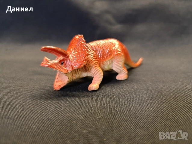 Динозавър играчка 