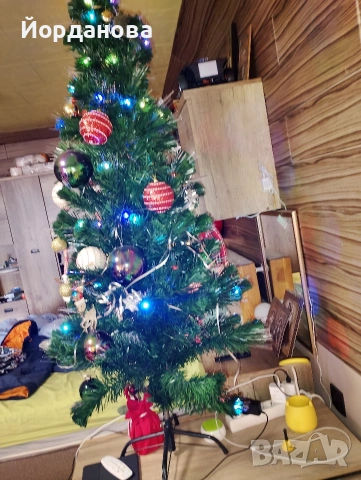 Голяма коледна новогодишна, украсена,светеща елха