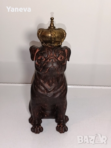 Мопс с корона , декоративна фигура , която внася стил и кралско присъствие във всеки дом! 