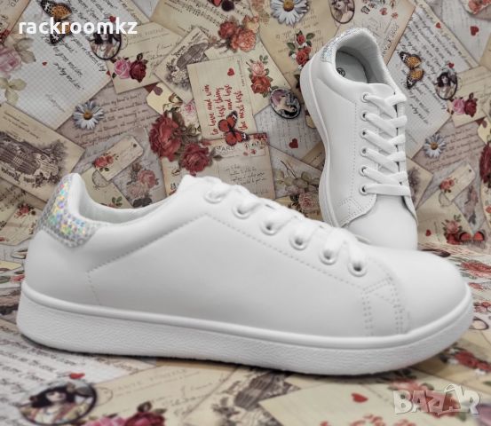 Бели дамски кецове с равна подметка модел: W33132-2 white/silver, снимка 3 - Кецове - 45371027