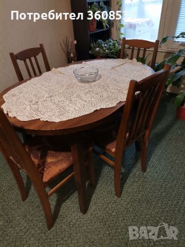 маса с четири стола, запазена