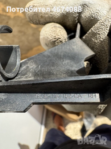 Държач, основа на дясна миялка на десен фар на Range Rover Evoque само за 30лв. BJ32-13C152-CA, снимка 3 - Части - 52743194