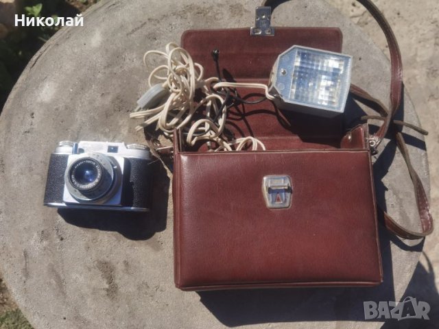 Фотоапарат Beirette и съветска светкавица Чайка