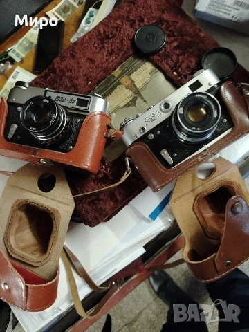 Два аналогови фотоапарата. 