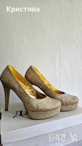 Златни обувки на ток, снимка 2 - Дамски обувки на ток - 51971928