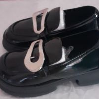 Продавам Нови черни Обувки от изкуствен лак с метално украшение. 37н , снимка 3 - Дамски ежедневни обувки - 45609830