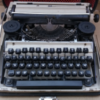 стара ръчна пишеща машина в куфар , снимка 3 - Антикварни и старинни предмети - 44993314