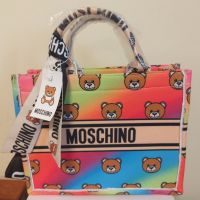 Голяма чанта на Мошино чисто нова има си и дълга дръжка цена 70лв , снимка 1 - Чанти - 45205758