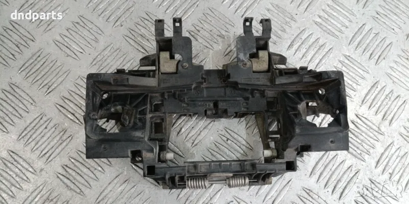 Основа дръжка врата Audi A8 2004г.(предна лява)	, снимка 1