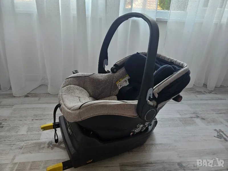 столче за кола с база Peg Perego, снимка 1