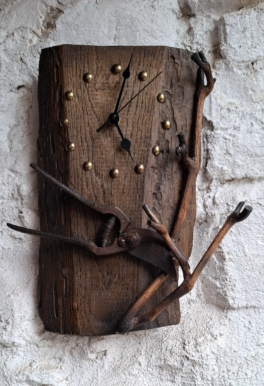 Стенен часовник от стар Орех и автентична Лозарска Ножица, снимка 1