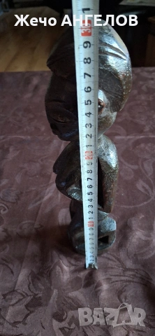 Африканска дървена скулптура или тотем, подобна на стиловете от Централна или Западна Африка. 