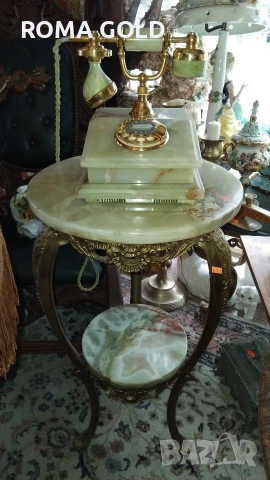 малка мраморна масичка и ретро телефон