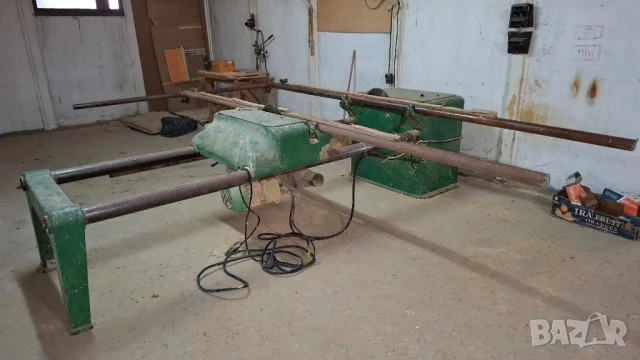 Дърводелски двустранно обрязващ циркуляр.