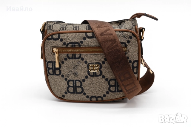 Дамска кросбоди чанта с принт монограм и кафяви акценти