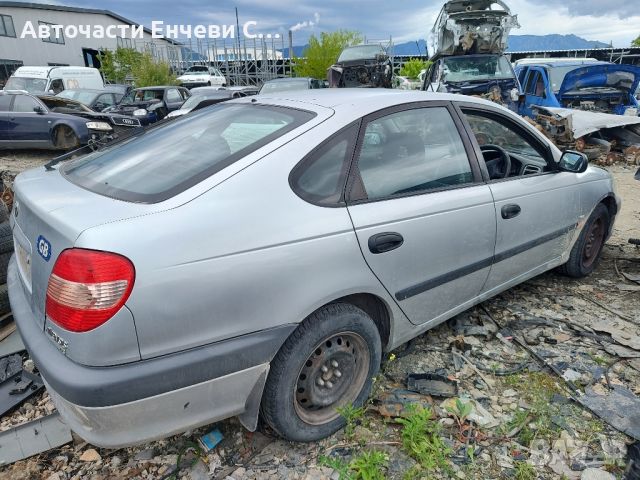 Тойота авенсис 2000 година бензин на части, снимка 4 - Автомобили и джипове - 45957493