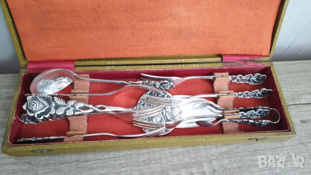 Комплект посребрени десертни вилички и прибори за сервиране, снимка 2 - Антикварни и старинни предмети - 53440751