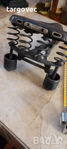 уникална старинна мотоциклетна седалка с пружини, снимка 2 - Части за велосипеди - 52139014