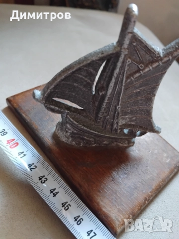 Стара статуетка пластика корабче