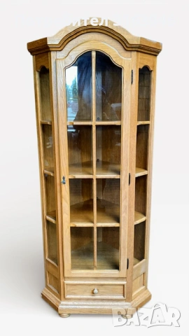 Ъглова витрина със стъклени врати