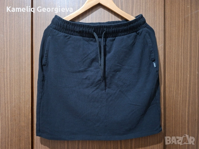 Продавам черна пола