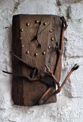Стенен часовник от стар Орех и автентична Лозарска Ножица
