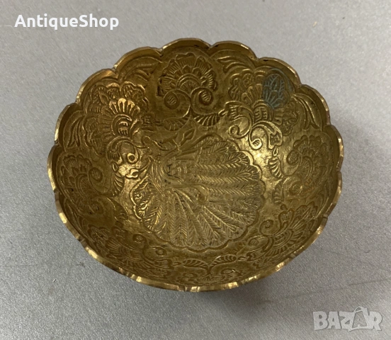 Месингова купа с изящни гравирани шарки