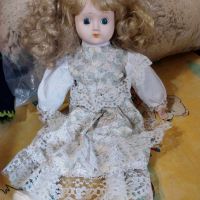 Стара порцеланова кукла с дълга руса коса, с флорална рокля декорирана с бяла дантела, 40 см висока, снимка 1 - Колекции - 45731946