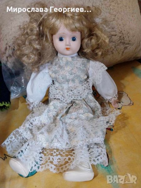 Стара порцеланова кукла с дълга руса коса, с флорална рокля декорирана с бяла дантела, 40 см висока, снимка 1