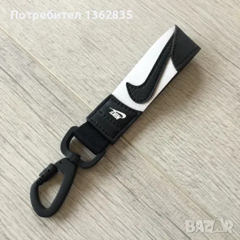 НОВ 100 % оригинален черно - бял ключодържател на NIKE / Найк от САЩ, снимка 1 - Други - 48424993