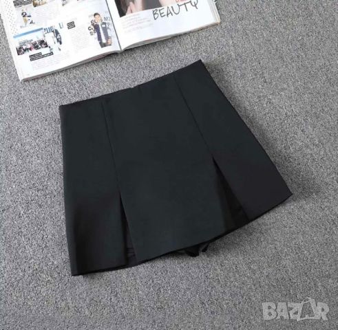 Дамска пола-панталон с две цепки , снимка 1 - Къси панталони и бермуди - 46345353