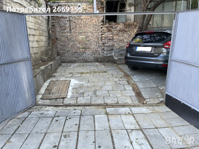 Паркомясто с прилежащ двор | Колхозен пазар | ул. Кракра 44, снимка 2 - Гаражи и паркоместа - 52413815