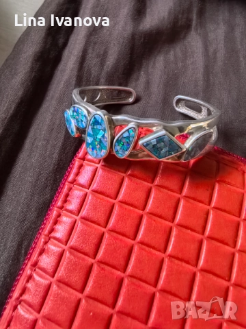 Масивна сребърна гривна.