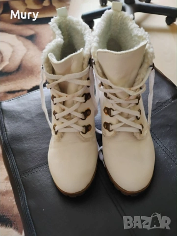 Бели боти на платформа