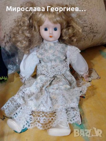 Стара порцеланова кукла с дълга руса коса, с флорална рокля декорирана с бяла дантела, 40 см висока