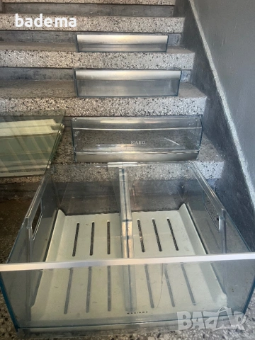 Чекмеджета , кутии, стъклени полици от хладилник за вграждане AEG, снимка 9 - Хладилници - 53763965