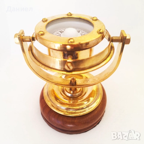 Бронзов морски компас със дървена основа
