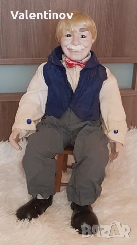 Старинна порцеланова кукла 