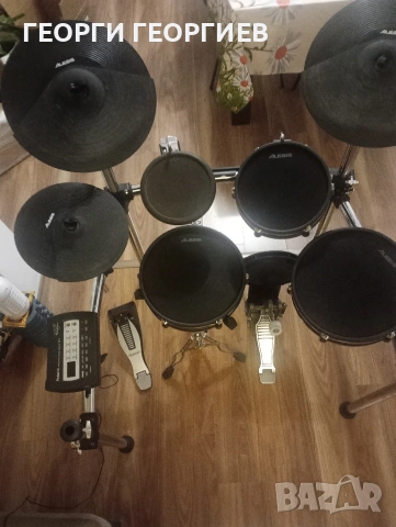 Продавам електронни барабани Roland и Alesis,монитор Roland,и педали Yamaha, снимка 4 - Ударни инструменти - 53514461