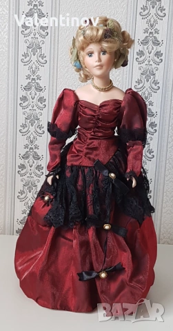 Порцеланова кукла със стойка 