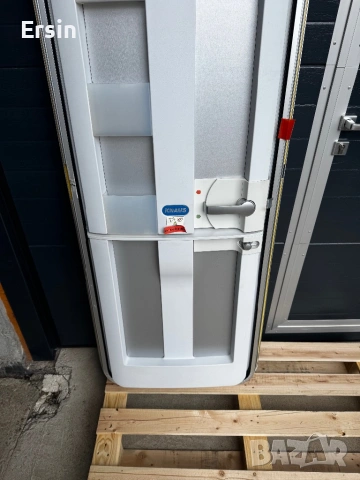 Оригинална врата за KNAUS  (Алуминиеви)(чисто нови) (налични 2 броя), снимка 18 - Къмпинг мебели - 48394447