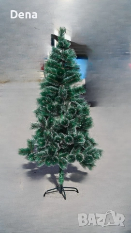 Заснежена елха с метална стойка