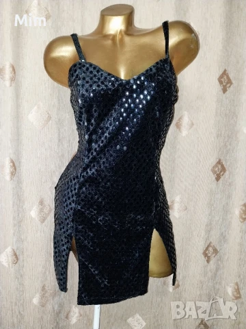 S Черна рокля от плюш с капки имитиращи лак , снимка 4 - Рокли - 50465868